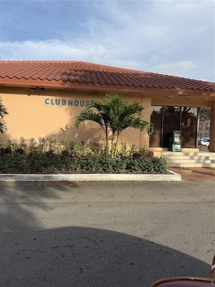 Building Photo - 7230 Fairway Dr