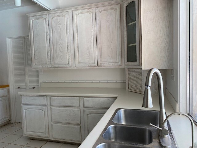 Building Photo - 601 E Racquet Club Rd