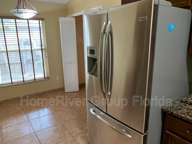 Foto del edificio - 120 Lakebreeze Cir