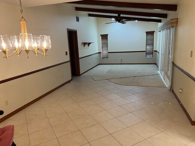 Foto del edificio - 2239 Woodlawn Cir