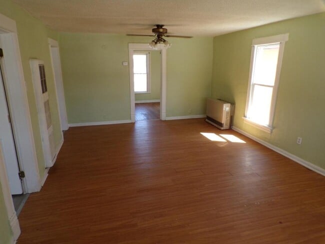 Foto del edificio - 414 W Main St