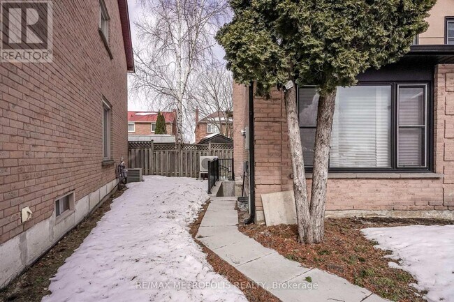 Building Photo - 570 Springview Dr