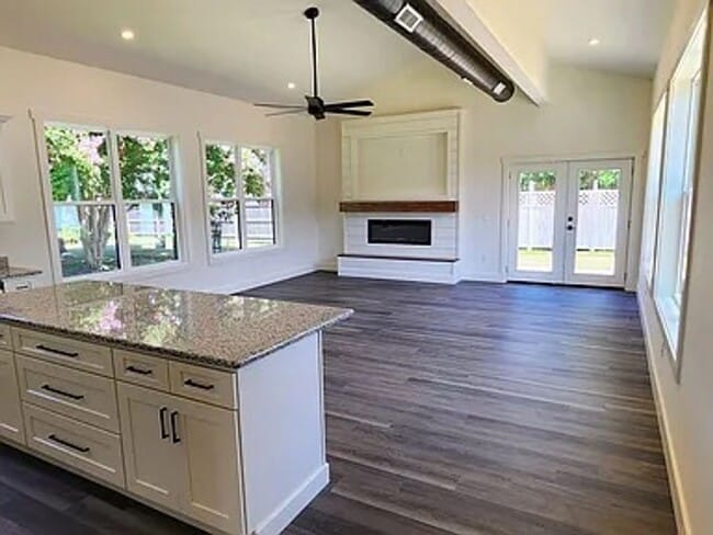 Building Photo - Bright & Modern Newly Built Home!!