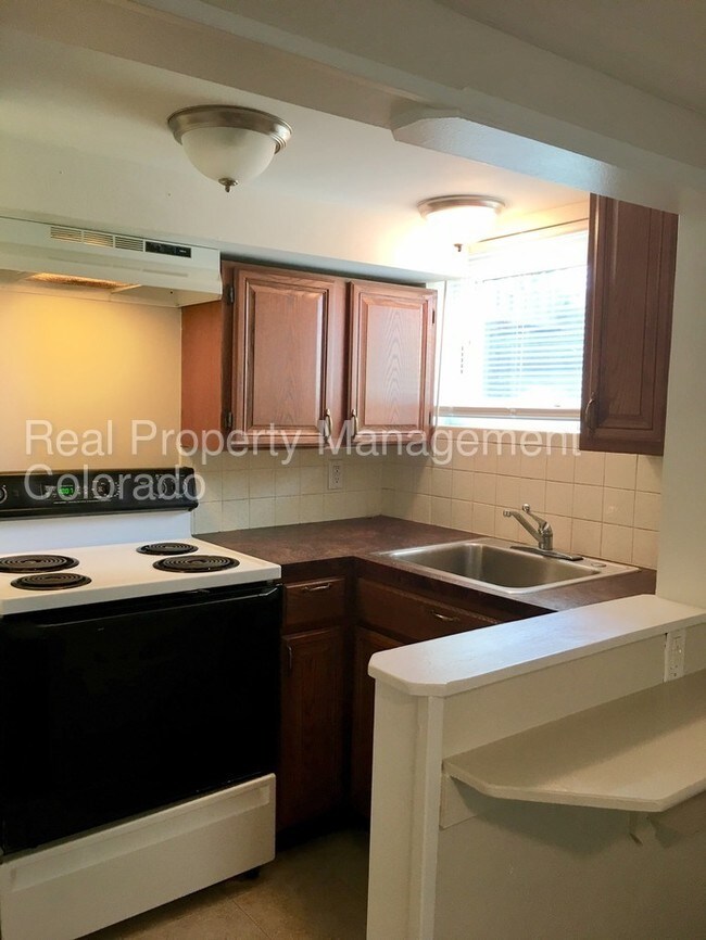 Building Photo - Lovely Duplex in Englewood