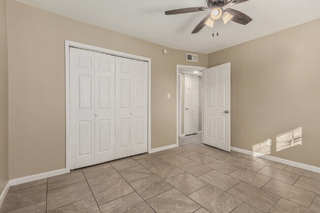 Building Photo - Central and comfortable, large, 2 bed / 2 bath.