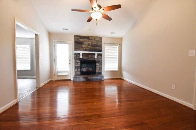 Building Photo - 3 Bedroom 2 Bathroom with Bonus - Dogs Con...