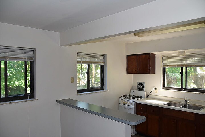 Primary Photo - 1818 Sutton Ave