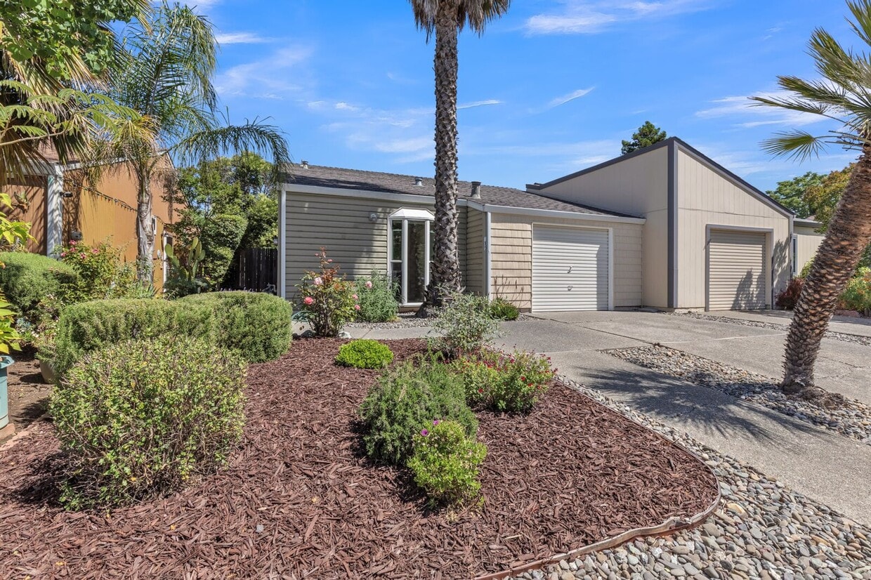 Primary Photo - 115 Guaymas Pl