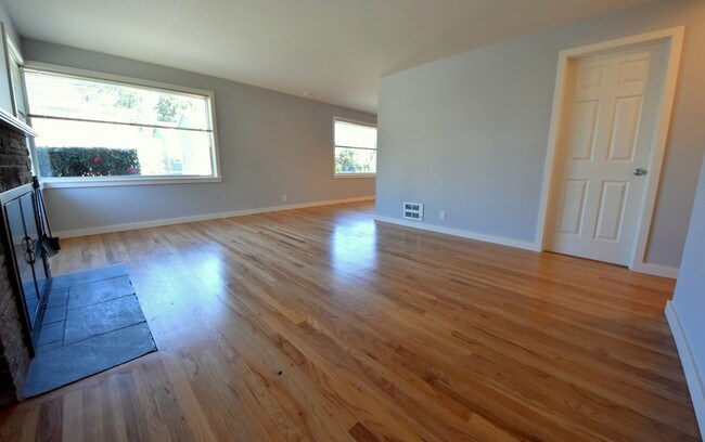 Building Photo - Ballard 4-plex - 2 bedrooms