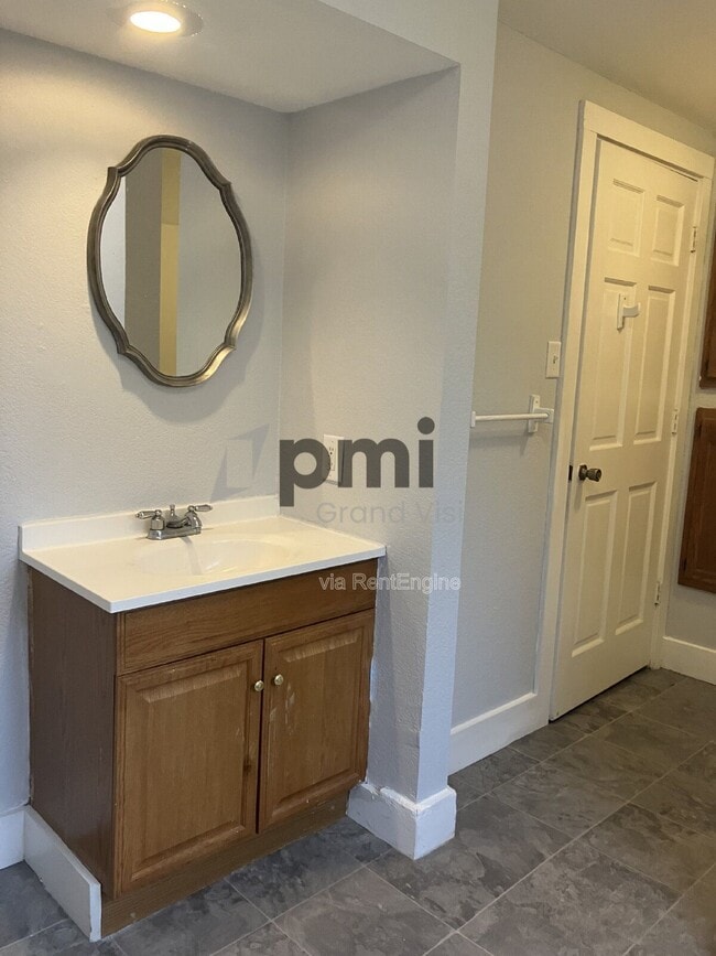 Building Photo - 1035 W Main St