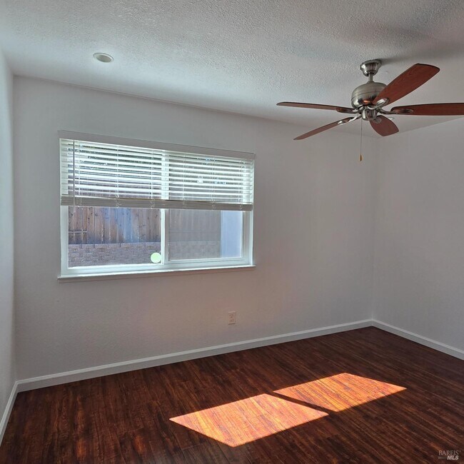 Building Photo - 2717 Applewood Dr