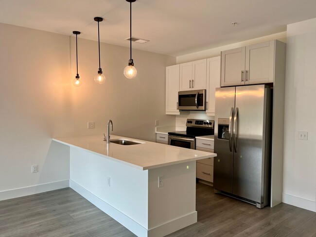 Building Photo - Modern Apartment in Great Asheville Location!