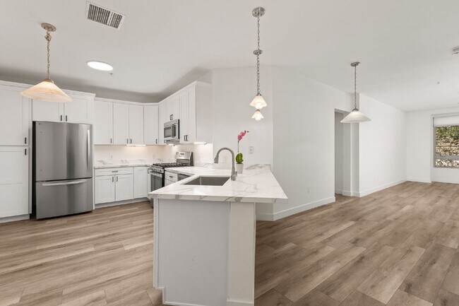 Foto del edificio - "Spacious, Immaculate, Modern Be the first to live in freshly updsted 3BR, 2BA Condo with parking!
