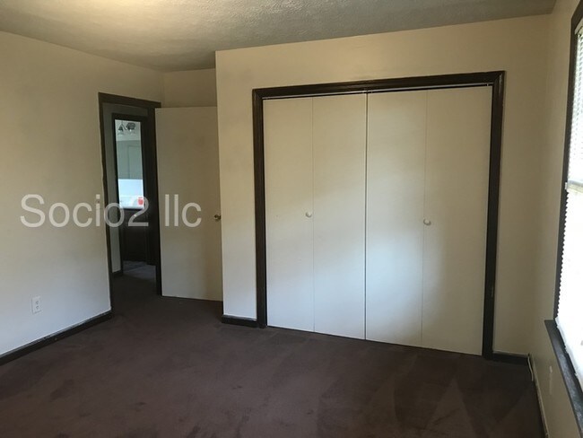 Building Photo - Comfortable Town Home Great