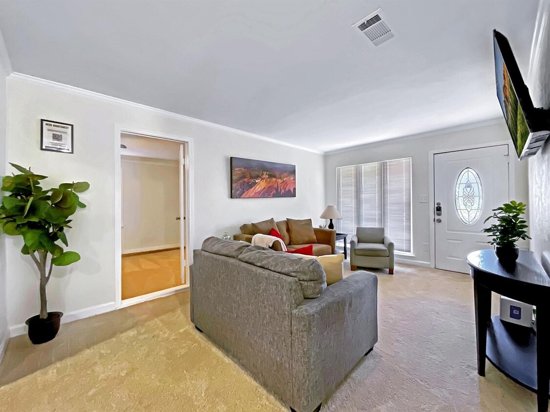 Primary Photo - 1021 Crosby Ave