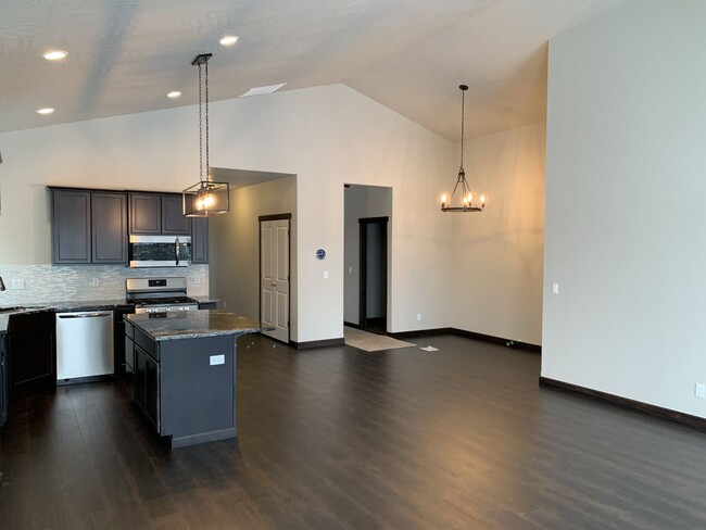 Building Photo - Newer Post Falls Home!!