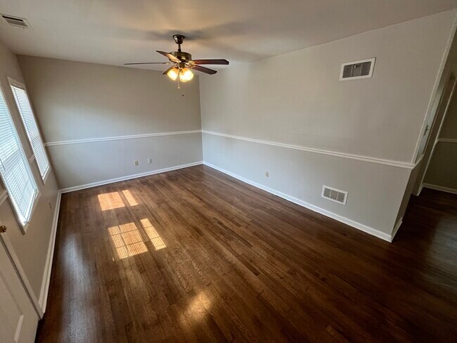 Building Photo - 3724 Elm Park Rd