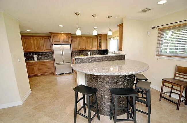 Building Photo - 3202 Bayou Dr