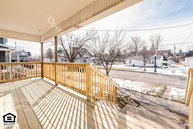 Foto del edificio - 4 bedroom home now available!