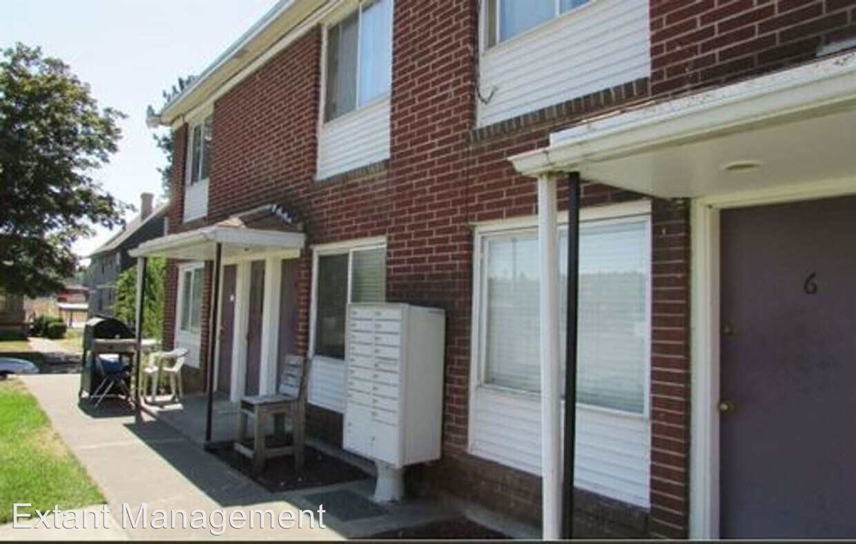 Primary Photo - 220 S Elm St
