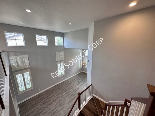 Building Photo - 4 bed+ Loft and Office, 3 bath Pool Home f...