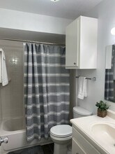 Building Photo - Two Bedroom in Oaklawn