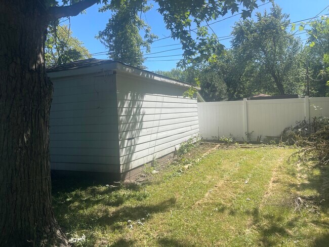 Building Photo - 1388 Balmoral Ave