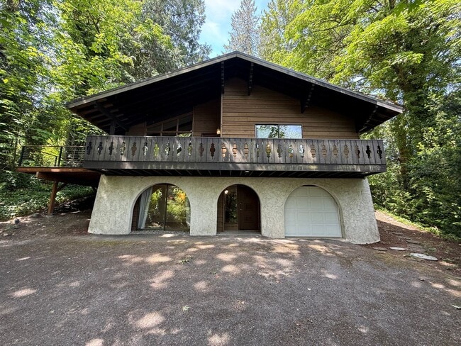 Building Photo - 3 Bed 2.5 Bath in the Heart of Bellevue