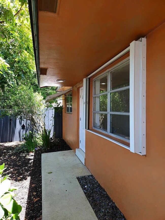 Building Photo - 4920 SW 28th Terrace
