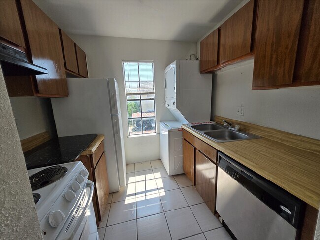 Building Photo - 8323 Wilcrest Dr
