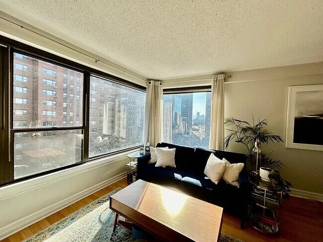 Foto del edificio - 2930 N Sheridan Rd