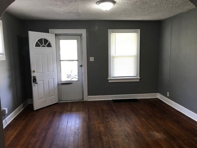 Building Photo - Southeast Indy - 2 BR
