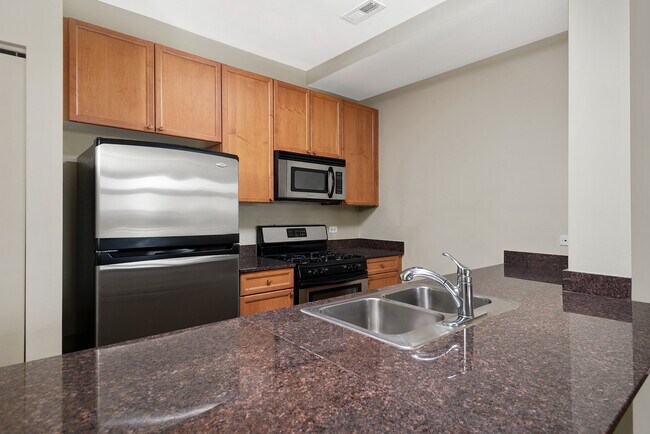 Building Photo - 1555 W School St