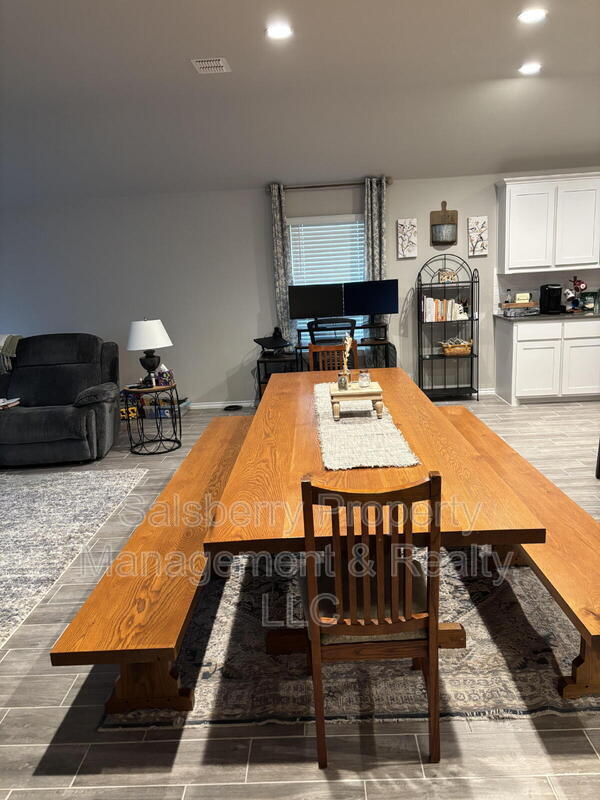 Foto del edificio - 5745 Brookville Dr