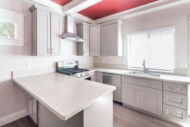 Foto del edificio - 338 E 7th St