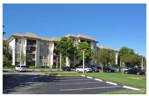Foto principal - 711 N Pine Island Rd