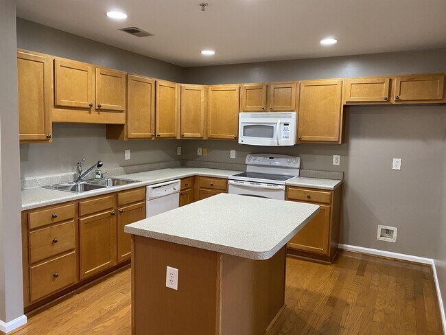Foto del edificio - 4455 Brassfield Dr