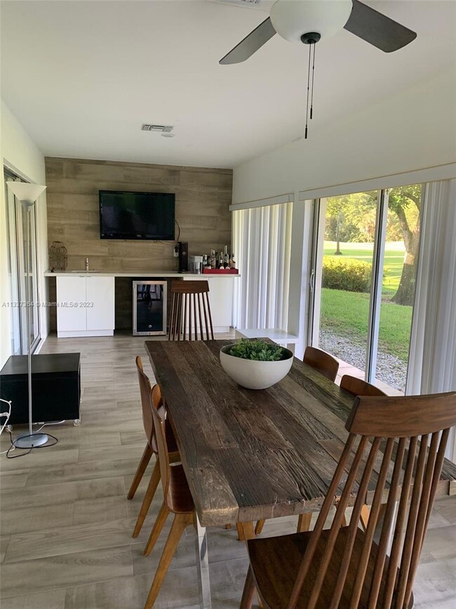 Foto del edificio - 913 Cypress Grove Dr