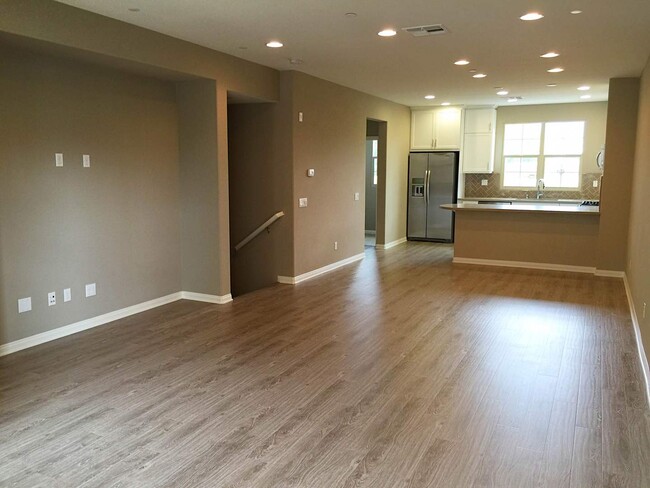 Building Photo - Amazing 4 Bedroom/3.5 Bathroom Townhome
