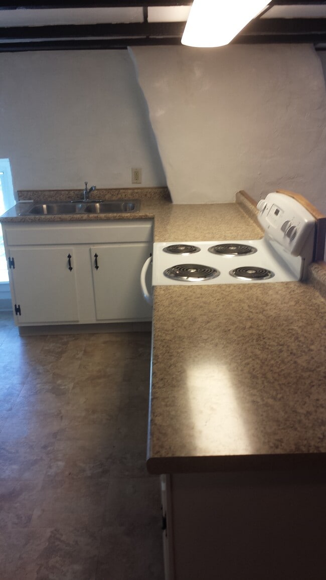 Kitchen - 3144 Hamilton Blvd