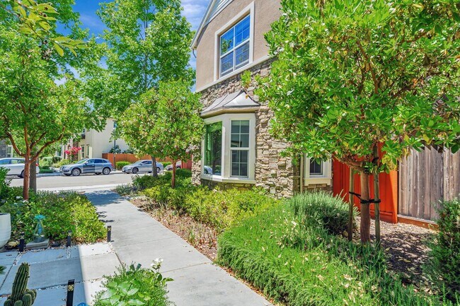 Building Photo - 2063 Poinsettia St