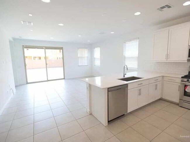 Building Photo - 9331 W Glenrosa Ave