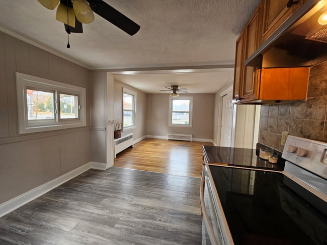 Building Photo - 1162 Main Ave