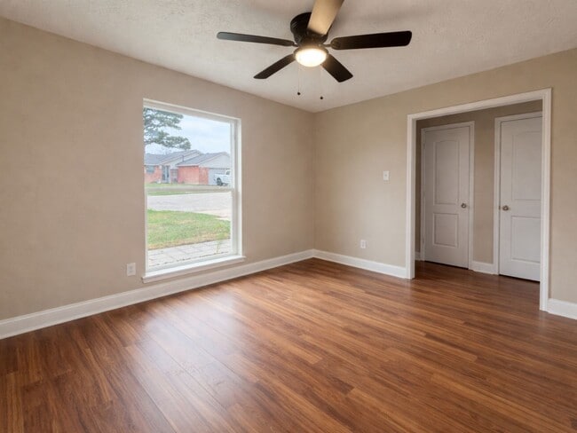 Foto del edificio - 1318 Epsilon St