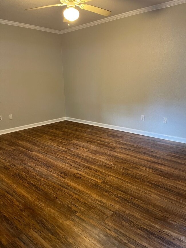 Building Photo - 2-Bedroom Condo – Walk or Bike to Campus!