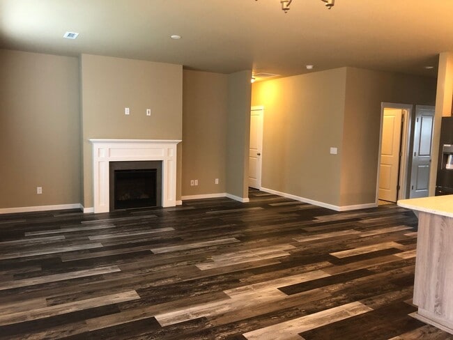 Building Photo - Single level 1 year old home