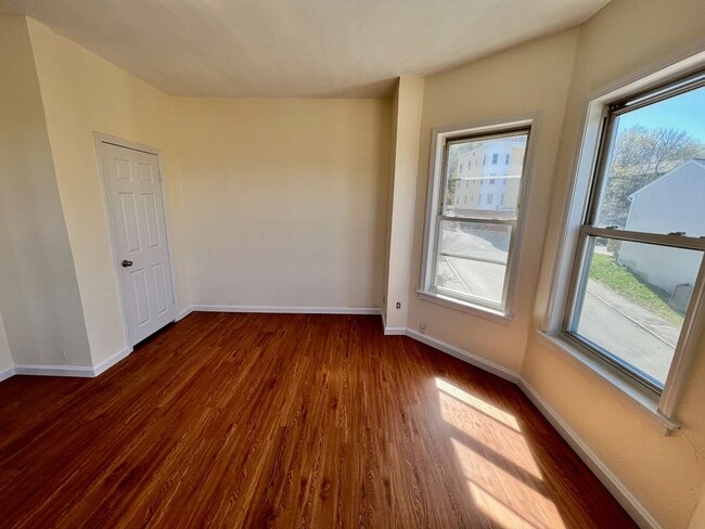 Building Photo - 65 Catharine St