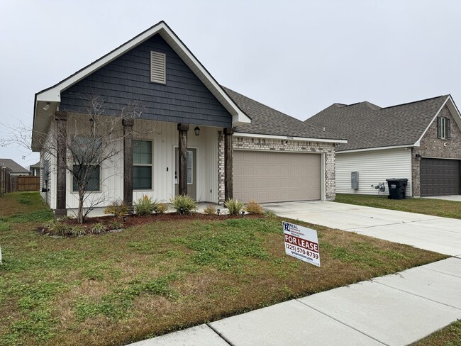 Building Photo - Spacious 4BR, 2BA Home in coveted Cambre Oaks Subdv - Gonzales