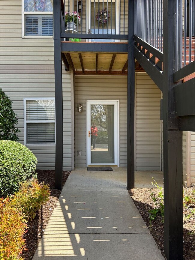 Foto del edificio - South AVL - Newly Renovated 2-Bedroom Condo
