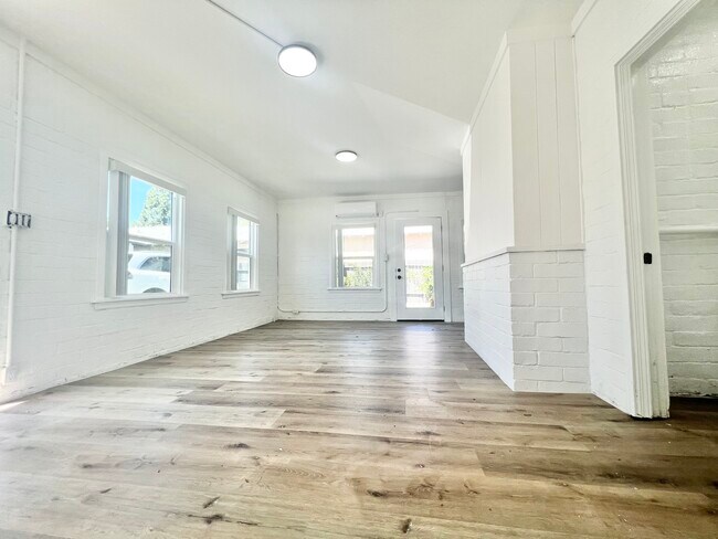 Foto del edificio - 3430 Caroline Ave